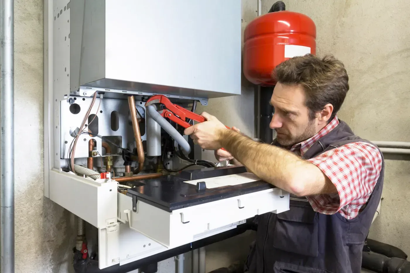 Installateur raccordant une climatisation réversible dans l'Oise